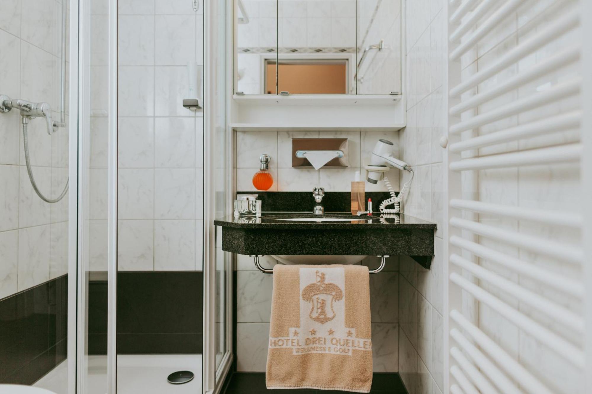 באד גריסבאך Hotel Drei Quellen Therme מראה חיצוני תמונה